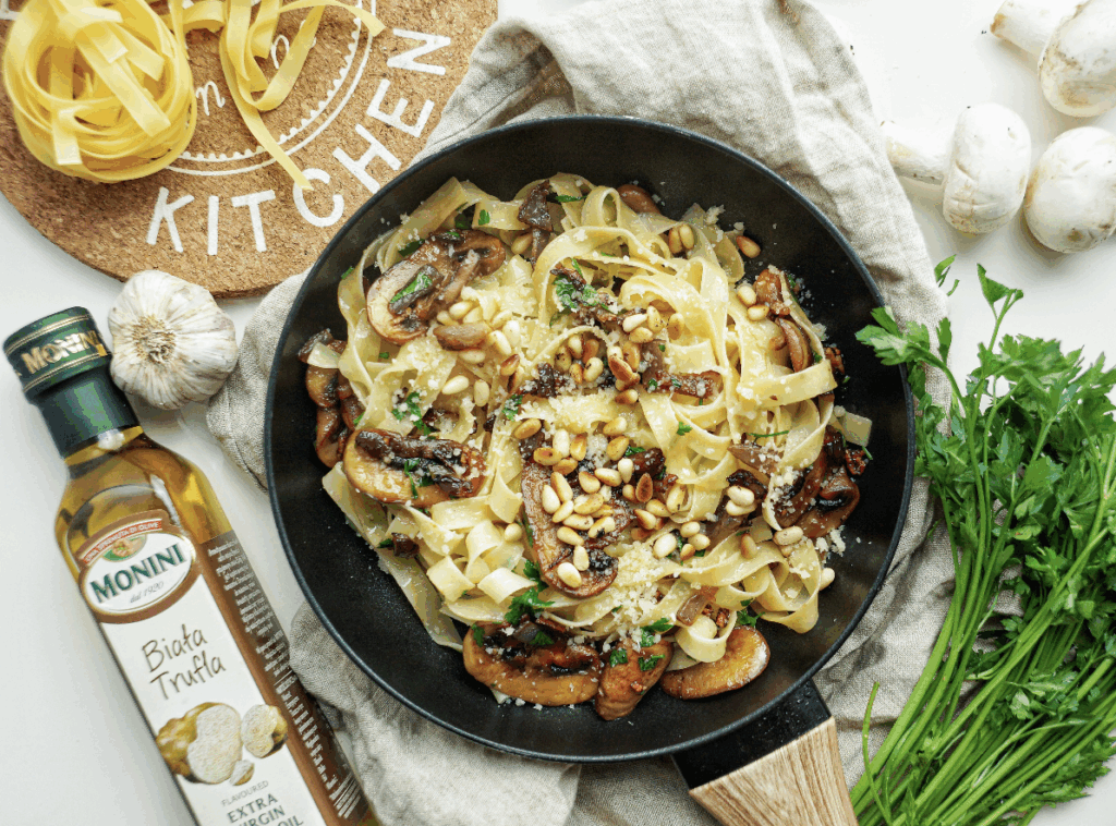 Makaron z pieczarkami i oliwą truflową