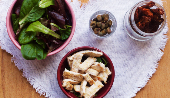 Insalata con tacchino, capperi e pomodori secchi