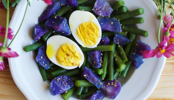 Insalata felicità: uovo, fagiolini e patate violette