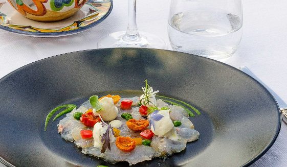 Carpaccio di merluzzo con insalata di rinforzo estiva