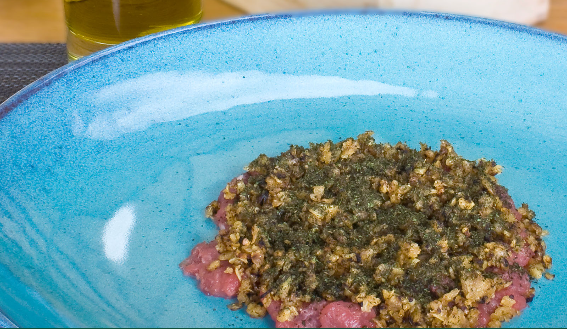 Tartare di capriolo, radice di prezzemolo, salsa di prezzemolo fermentata e prezzemolo arrosto