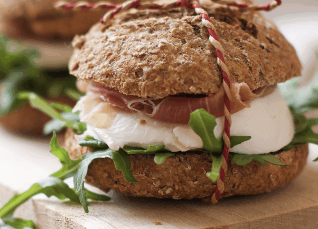 Bocconcini integrali con crudo, mozzarella di bufala e rucola