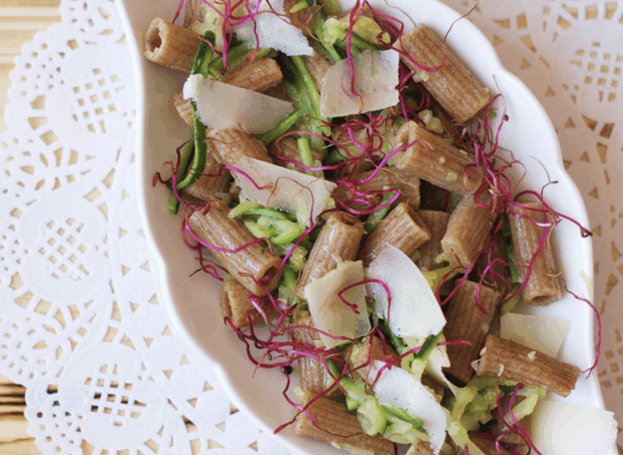 Rigatoni integrali con zucchine, germogli e pecorino toscano