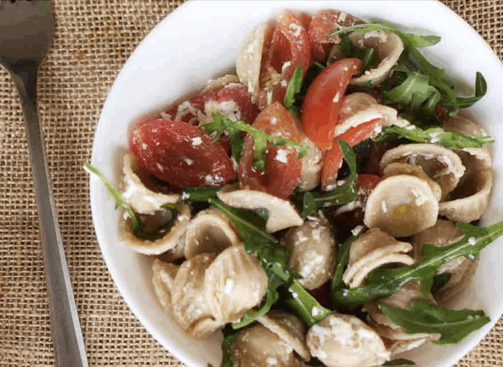 Orecchiette al farro con rucola, pomodorini e ricotta