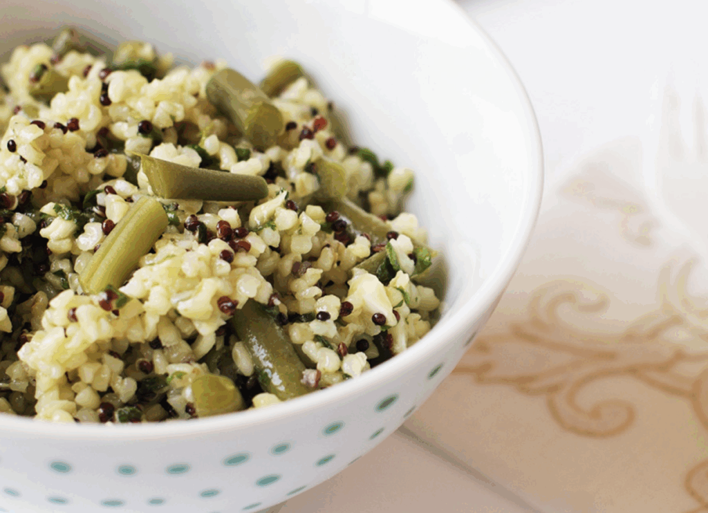 Mix di bulgue e quinoa al pesto di basilico e mandorle con fagiolini
