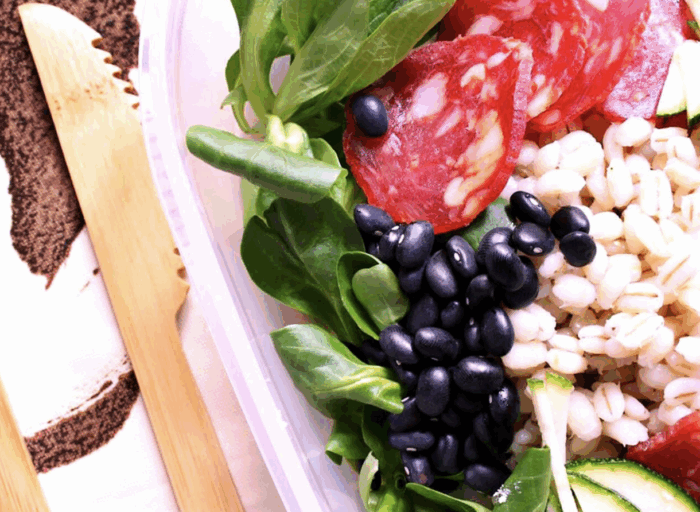 Insalata con orzo, chorizo, zucchina, fagioli neri