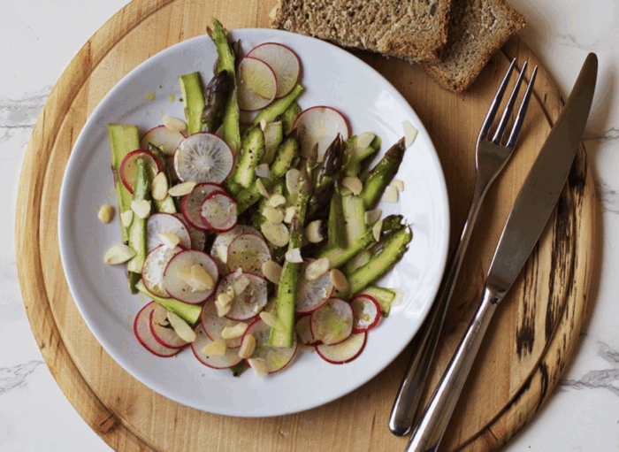 Tagliatelle di asparagi con ravanelli e mandorle