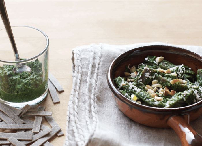 Pasta di grano saraceno al pesto di cavolo nero