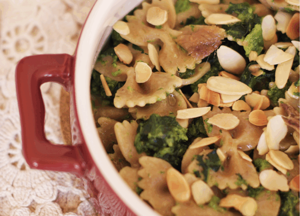 Farfalle integrali con cime di rapa e mandorle