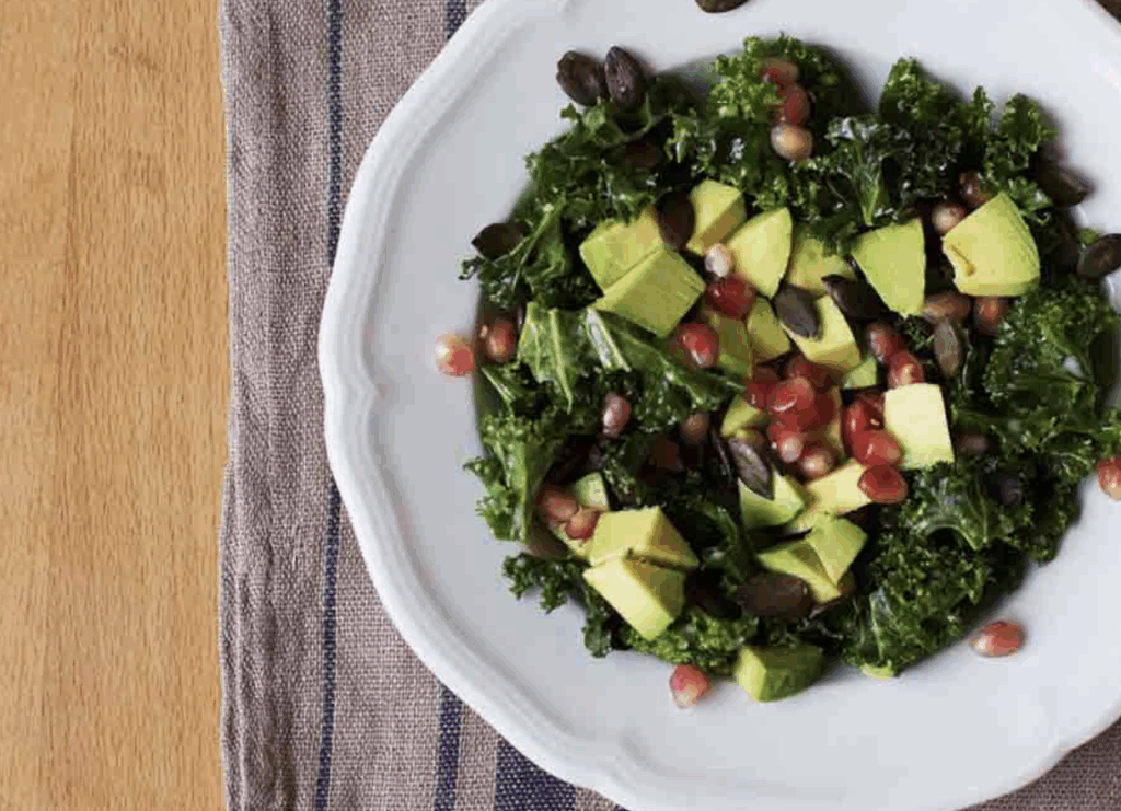 Insalata di Kale avocado e melograno