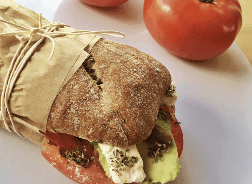 Panino con feta, pomodoro e avocado