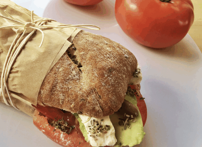 Panino con feta, pomodoro e avocado