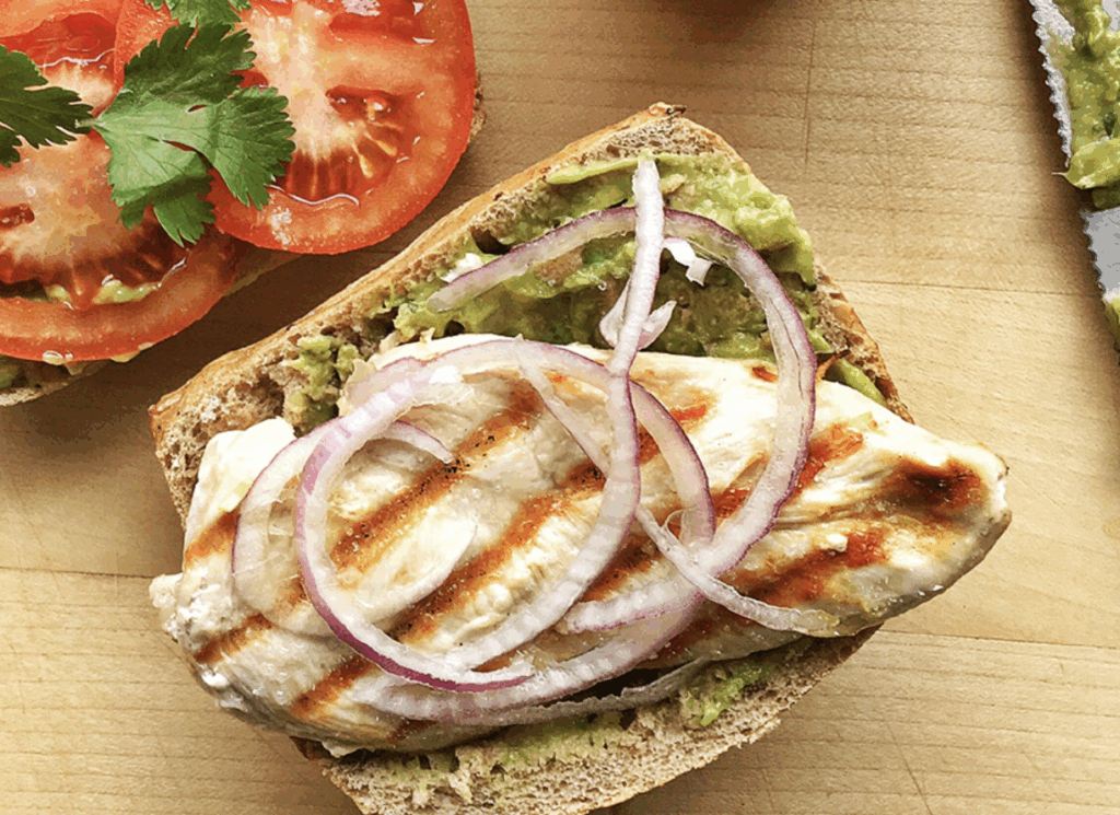 Panino di pollo e avocado alla messicana