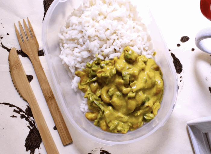 Curry di anacardi al cocco con riso bollito