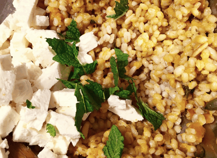 Insalata di orzo con zucca arrostita, pinoli e feta