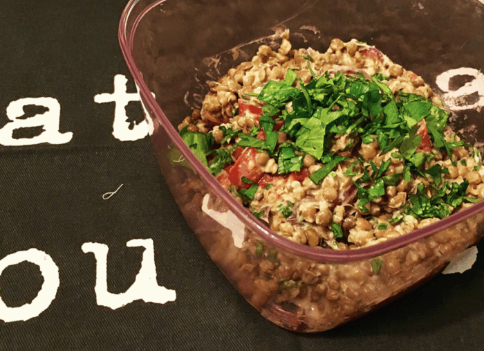 Insalata di lenticchie con peperoni arrostiti e caprino