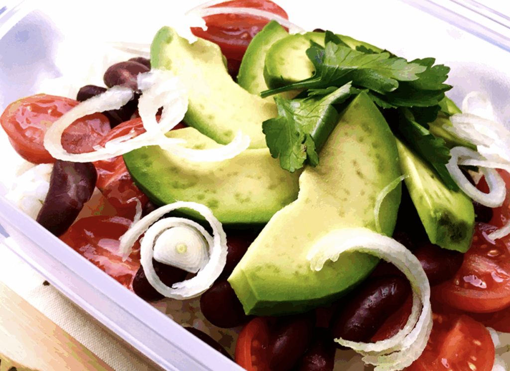 Insalata con fagioli rossi, riso basmati, avocado, cipolla rossa