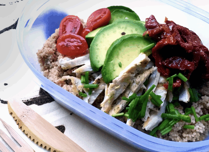 Insalata con cous cous di farro, pomodorini secchi, avocado, pollo