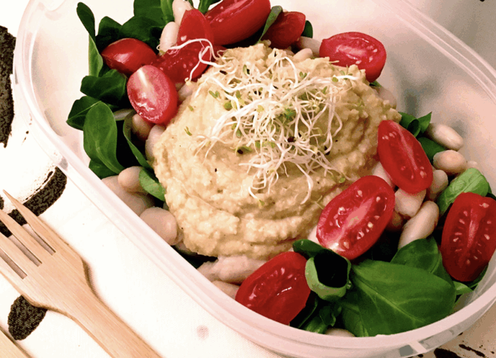 Insalata con fagioli cannellini, hummus di ceci, pomodorini, misticanza mista