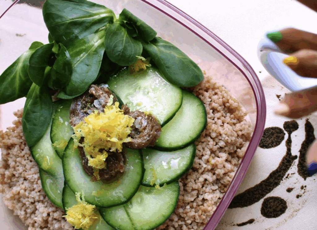 Insalata con cous cous, cetriolo, alici e scorza di limone