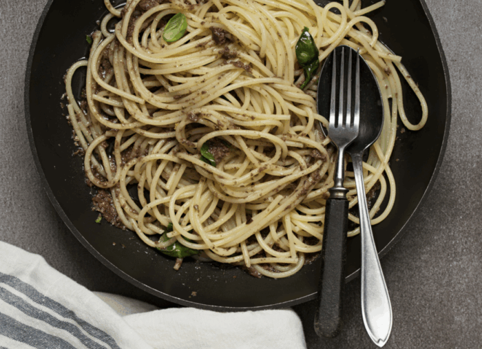 Linguine cremose con pasta alle olive nere