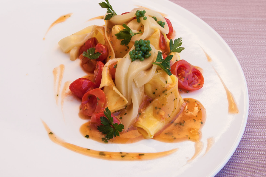 Raviolo di baccalà e finto spaghetto all’olio