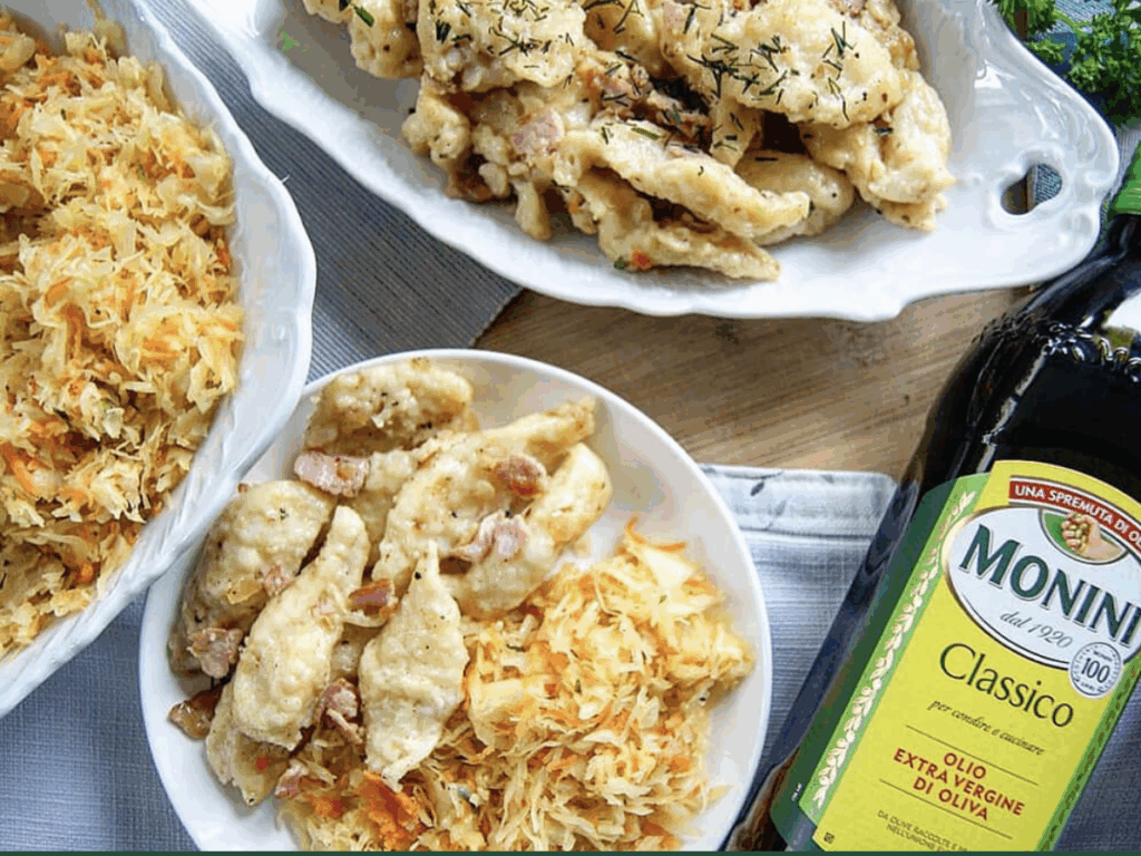 Kluski kładzione z surówką z kiszonej kapusty