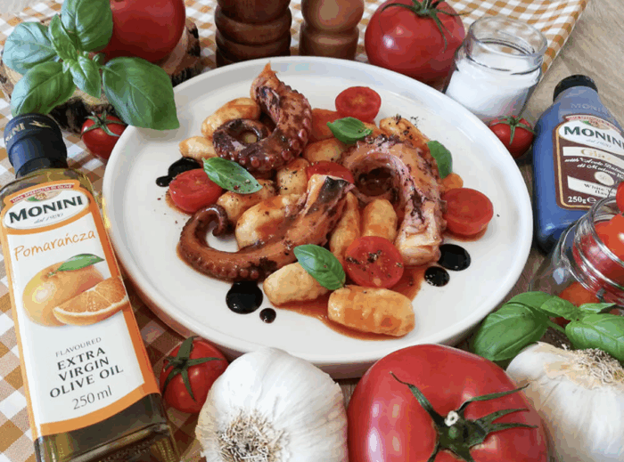 Ośmiornica gotowana w białym winie z kluseczkami gnocchi i sosem pomidorowym