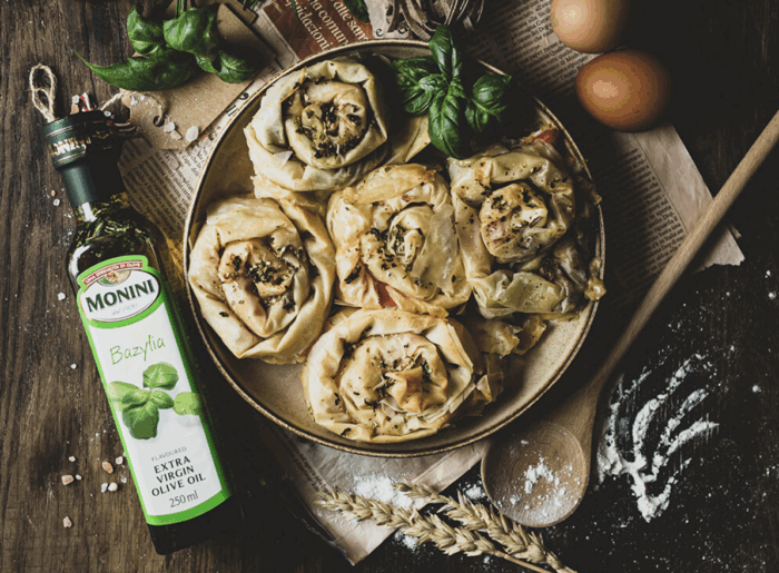 Zawijaski z ciasta filo z mozzarellą i pomidorami