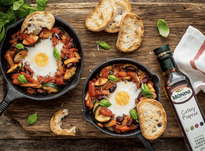 Jajka zapiekane z warzywami i fasolą