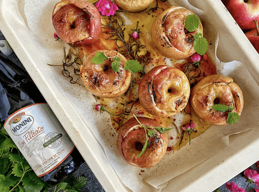 Jabłka pieczone w oliwie z konfiturą różaną, cynamonem i rozmarynem