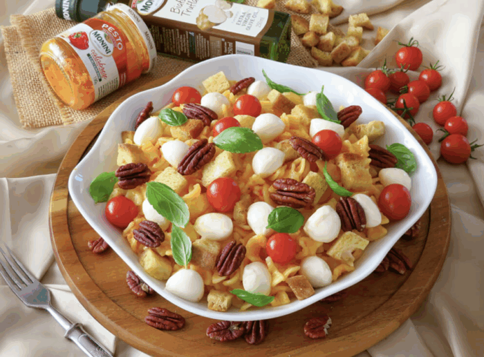 Sałatka makaronowa z pesto paprykowym, mozzarellą i grzankami