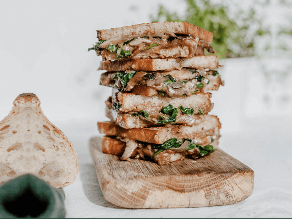 Grzybowa kanapka z serem pleśniowym i szpinakiem