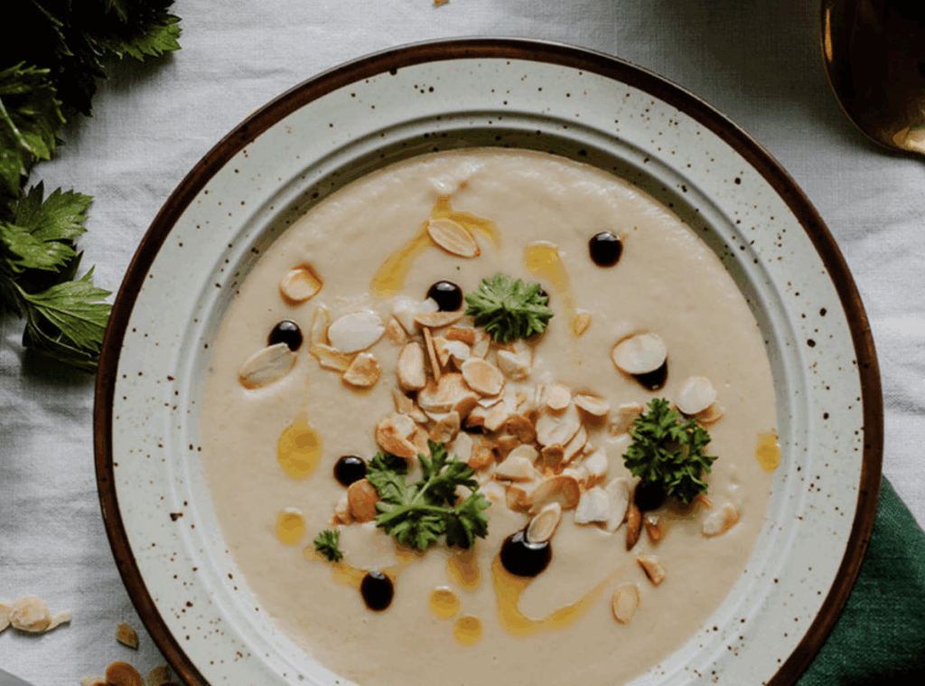 Krem z pieczonego selera z migdałami