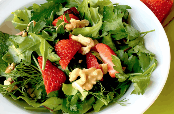 Insalata con fragole ed erbe