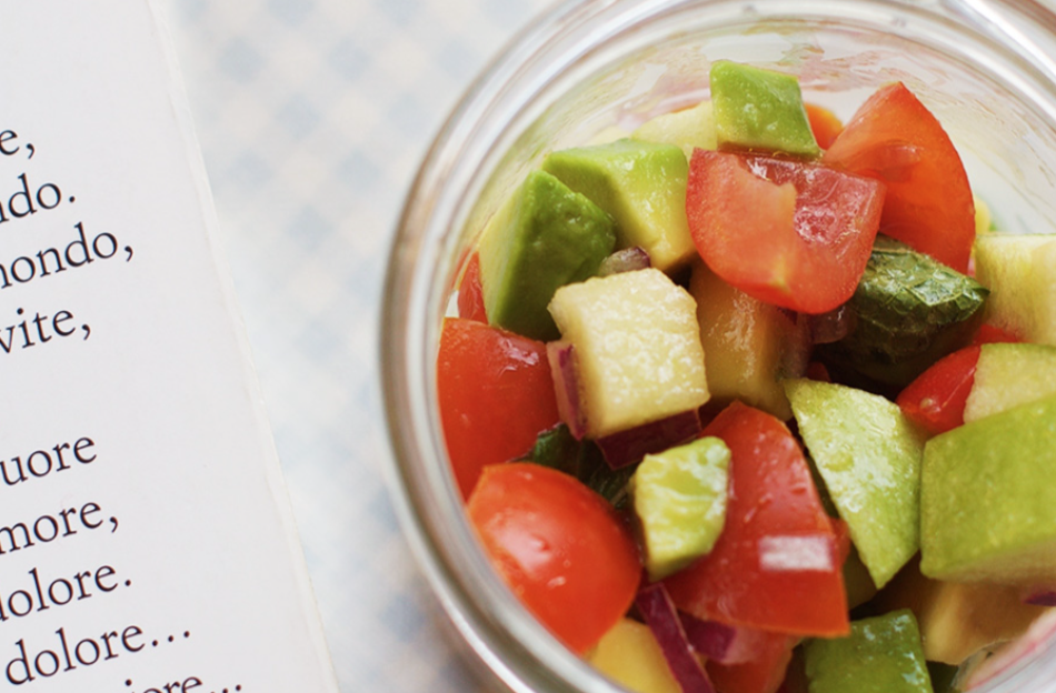 Insalata di guacamole a modo nostro con pomodoro e cipolla di Tropea