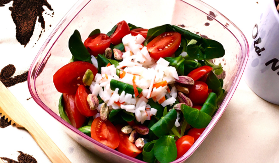 Insalata con polpa di granchio, pomodorini, soncino e pistacchi