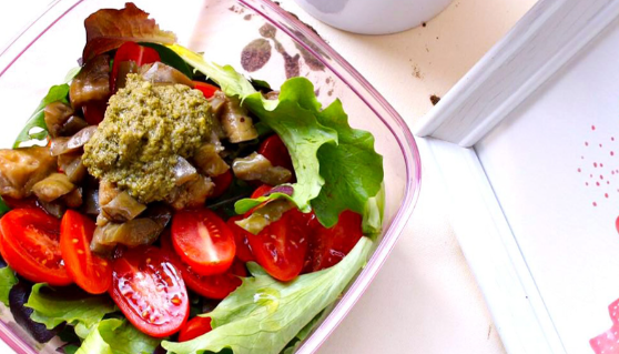 Insalata con pomodori, melanzane saltate, pesto di basilico, misticanza mista