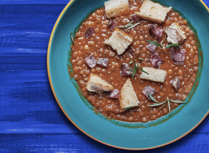 Zuppa di lenticchie al rosmarino, salame e pane cafone