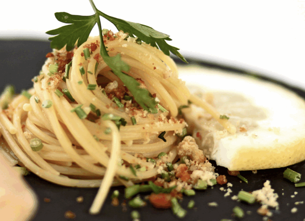 Spaghetti aglio, olio, peperoncino, bottarga e limone