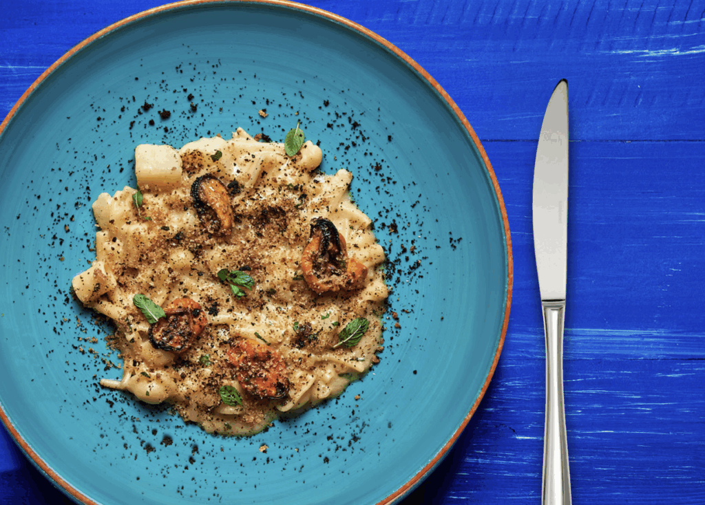 Pasta mista con patate cozze e polvere di liquirizia