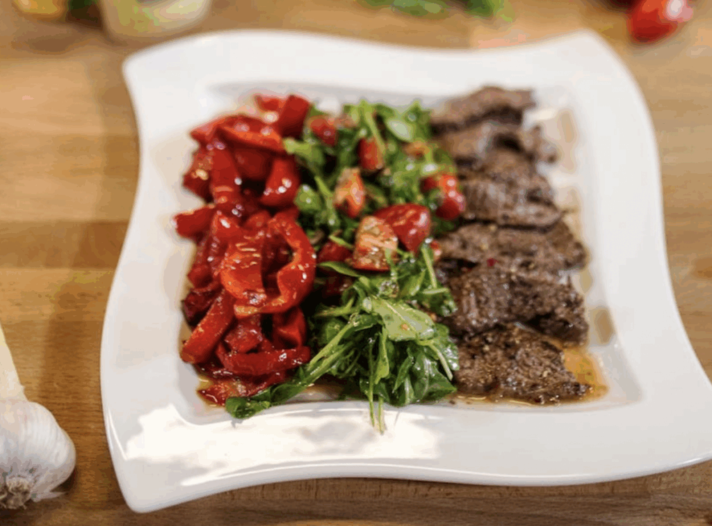 Polędwiczki wołowe z pomidorkami na rukoli