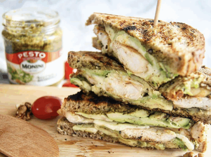 Domowe tosty z pesto z rukoli i kurczakiem