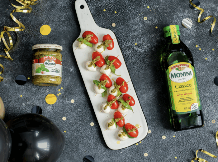 Koreczki alla caprese polane pesto bazyliowym