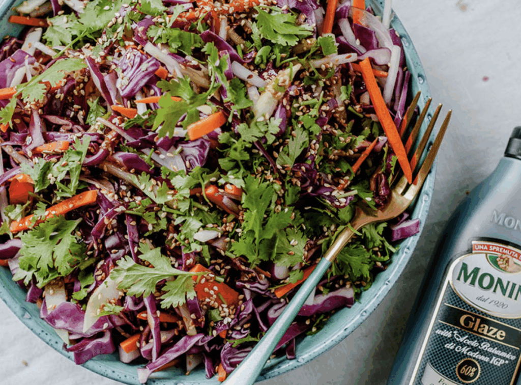 Sałatka z czerwonej kapusty z kalarepą i sezamem