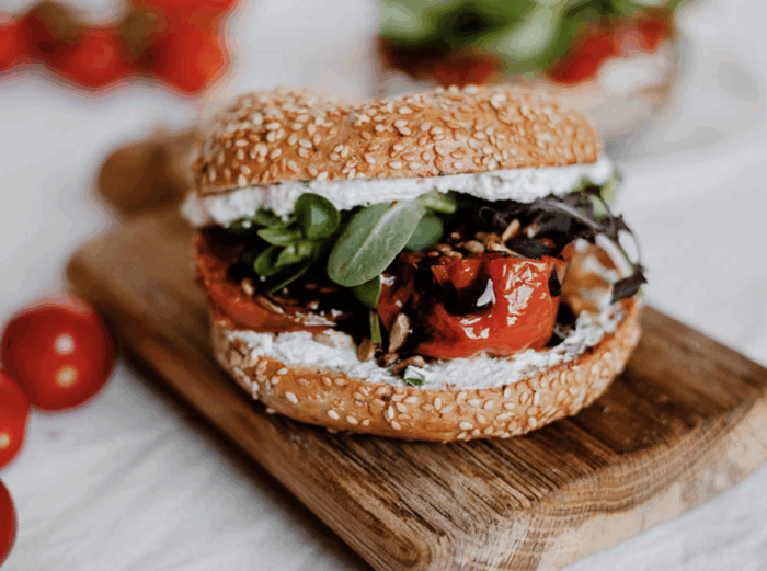 Bajgiel z pieczonymi pomidorami i ricottą