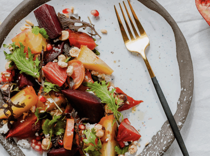 Sałatka z pieczonego buraka z twarogiem, świeżymi ziołami i granatem