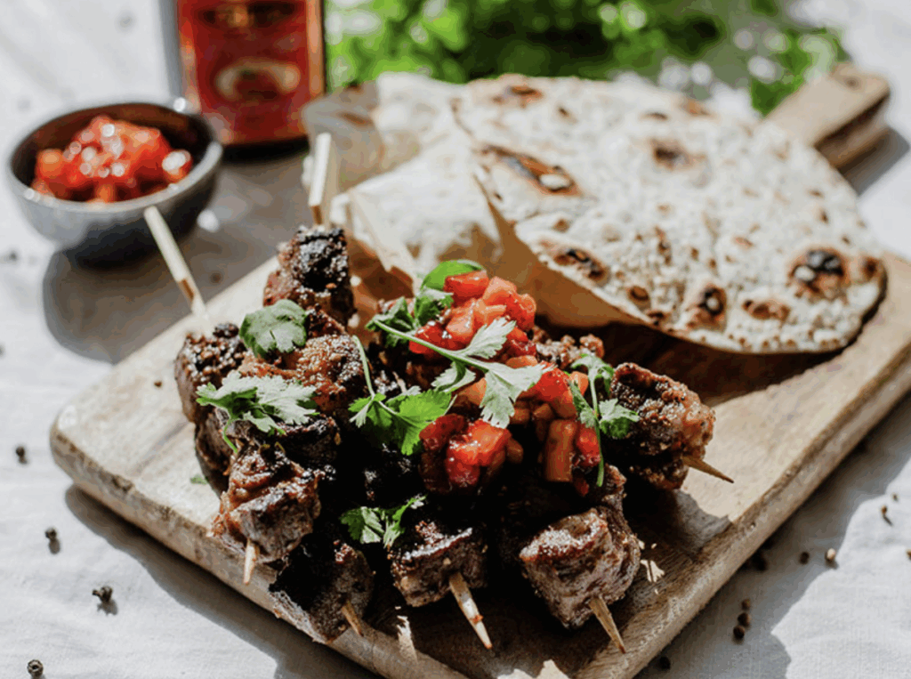 Szaszłyki wołowe z salsą owocową na podpłomykach