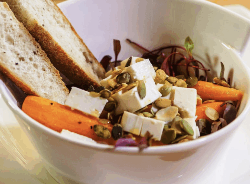 Sałatka z marchewkami i fetą