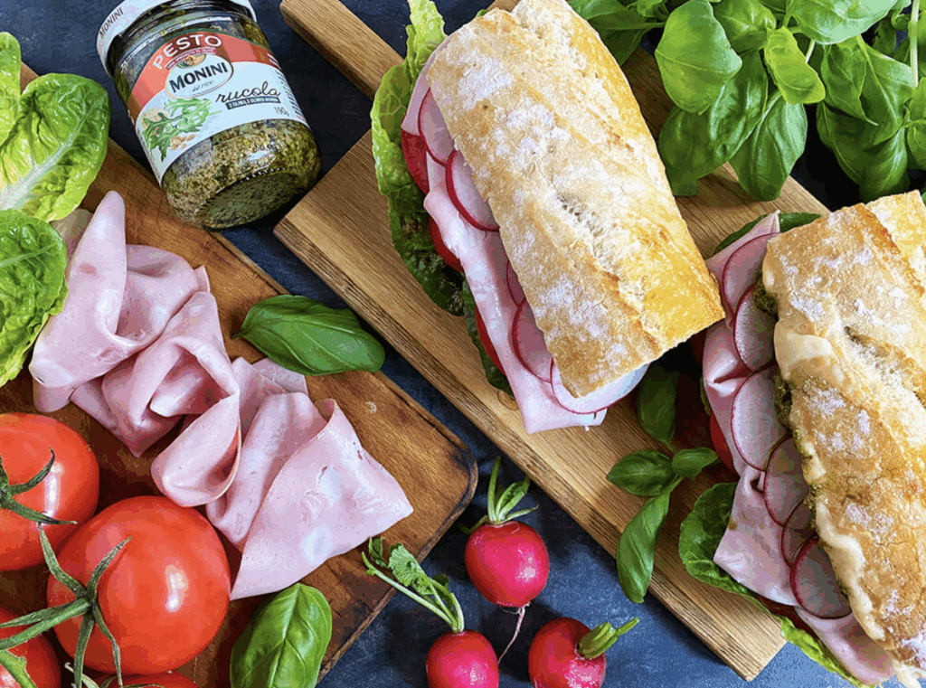 Bagietka z zapieczonym serem mozzarella, mortadelą i warzywami